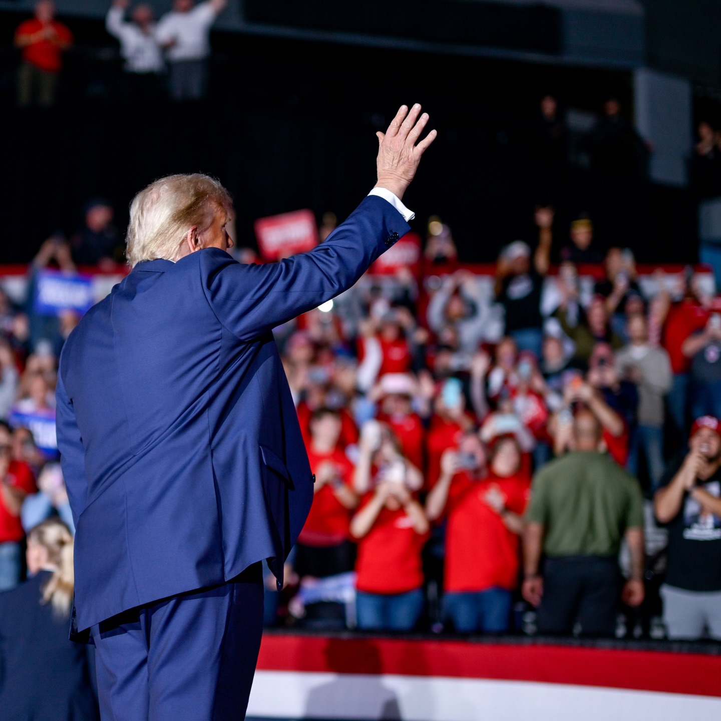 Donald Trump depositou presencialmente seu voto nas eleições dos Estados Unidos nesta terça-feira (5), em West Palm Beach, na Flórida.