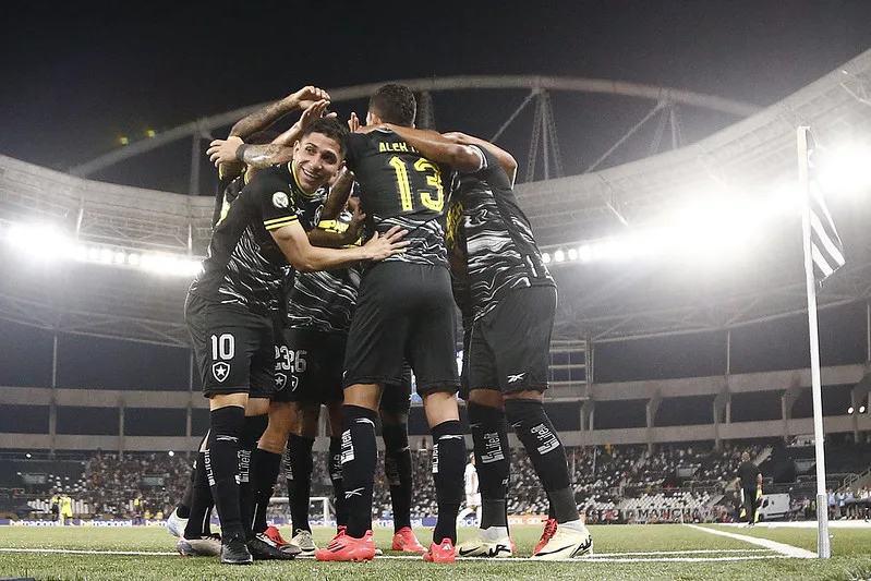 Em mais uma grande atuação, o Alvinegro não deu chances para o Vasco e atropelou o rival por 3 a 0