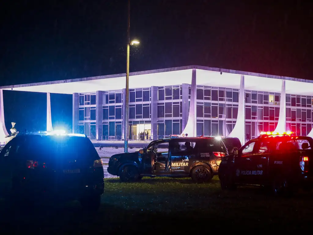 Explosões são ouvidas perto do STF; prédio é evacuado, uma pessoa morreu. Foto: Bruno Peres/Agência Brasil