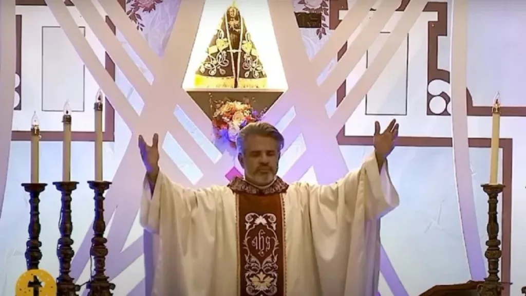 Um caso polêmico abalou a Diocese de Catanduva, no interior de São Paulo, após o vazamento de fotos íntimas de um padre. Fabio Marsaro de Paula, de 52 anos, foi afastado de suas funções religiosas após imagens dele com outros homens circularem nas redes sociais. As fotos mostram o padre em selfies íntimas, nas quais aparecem suas genitais, além de uma imagem onde ele segura uma cerveja. O religioso, que atuava na Paróquia Imaculada Conceição, na cidade de Palmares Paulista (SP), causou indignação entre membros da comunidade religiosa. Em resposta ao ocorrido, o bispo José Benedito Cardoso emitiu uma nota oficial pedindo orações pelo sacerdote, mas evitou comentar diretamente sobre os motivos do afastamento. A situação gerou debates acalorados nas redes sociais, com reações variadas tanto dentro quanto fora da igreja. O caso continua repercutindo, e muitas perguntas permanecem sem resposta.