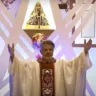 Um caso polêmico abalou a Diocese de Catanduva, no interior de São Paulo, após o vazamento de fotos íntimas de um padre. Fabio Marsaro de Paula, de 52 anos, foi afastado de suas funções religiosas após imagens dele com outros homens circularem nas redes sociais. As fotos mostram o padre em selfies íntimas, nas quais aparecem suas genitais, além de uma imagem onde ele segura uma cerveja. O religioso, que atuava na Paróquia Imaculada Conceição, na cidade de Palmares Paulista (SP), causou indignação entre membros da comunidade religiosa. Em resposta ao ocorrido, o bispo José Benedito Cardoso emitiu uma nota oficial pedindo orações pelo sacerdote, mas evitou comentar diretamente sobre os motivos do afastamento. A situação gerou debates acalorados nas redes sociais, com reações variadas tanto dentro quanto fora da igreja. O caso continua repercutindo, e muitas perguntas permanecem sem resposta.