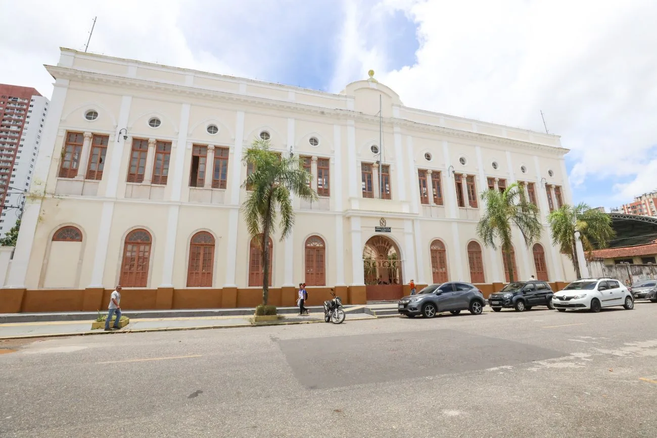 Alunos da Uepa realizam ação social na comunidade Vila da Barca em Belém, oferecendo serviços de saúde, educação e assistência social.