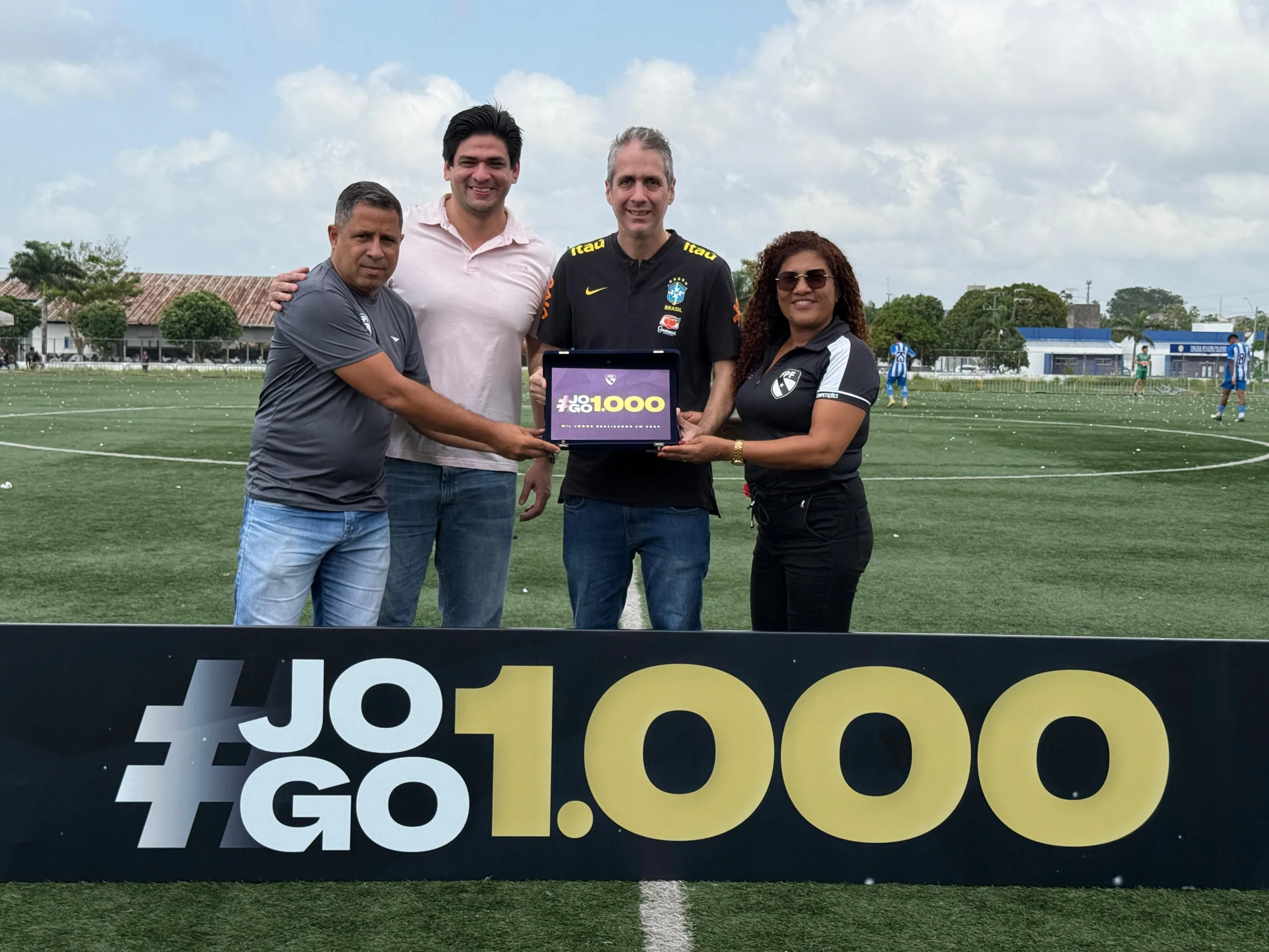 Release de Imprensa Título: FPF Alcança Marco Histórico com o Milésimo Jogo nas Categorias de Base e Impulsiona o Futebol Paraense A Federação Paraense de Futebol (FPF) celebra um marco histórico com a realização do milésimo jogo nas categorias de base desta temporada. O jogo mil foi disputado no clássico REPA, entre as equipes Sub-17 masculinas, nesta manhã no CEJU. Esse feito simboliza a transformação do futebol no estado, refletindo o esforço e a visão da atual gestão da FPF em expandir e fortalecer o esporte em todo o Pará. Em dois anos, o número de competições de base saltou de apenas 3 (2 masculinas e 1 feminina) para 33 competições, com 25 masculinas e 8 femininas. Esse crescimento é de 1550% e demonstra a ascensão do futebol paraense, tanto no masculino (aumento de 1150%) quanto no feminino (aumento de 700%). As competições, agora regionalizadas, como a Copa Oeste, Copa Sul, Copa Nordeste, Copa Metropolitana e Supercopa, expandiram as oportunidades para atletas de todo o estado. A FPF tem investido significativamente no futuro do futebol paraense, garantindo mais minutagem, lastro e vitrine para os jogadores, o que resulta em mais visibilidade e qualidade para o esporte local.