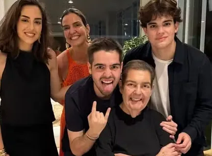 Descubra como o apresentador Faustão celebrou o Natal ao lado de sua família. Veja as fotos e saiba mais sobre a vida pessoal do famoso.