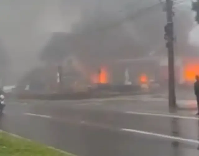 O acidente foi na avenida das Hortênsias, que liga Gramado a Canela, e algumas lojas foram atingidas pelo avião.