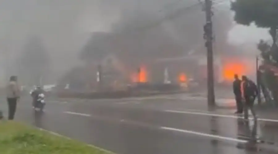 O acidente foi na avenida das Hortênsias, que liga Gramado a Canela, e algumas lojas foram atingidas pelo avião.