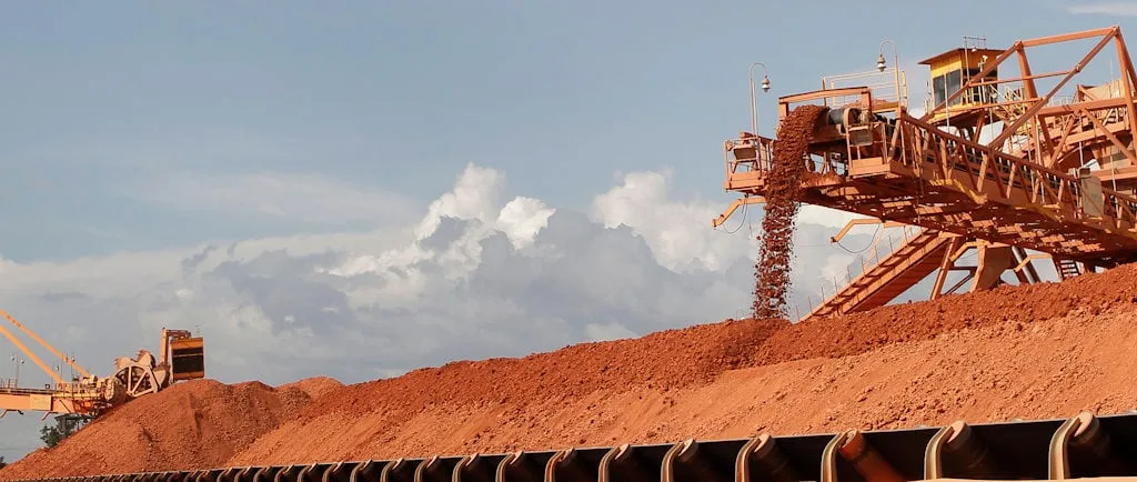 A Justiça do Pará concedeu um mandado de segurança favorável à Mineração Paragominas S.A., empresa ligada ao grupo Norsk Hydro, anulando uma decisão da Prefeitura de Paragominas que havia determinado a cassação de suas licenças e a interdição de suas instalações devido a supostos débitos tributários.