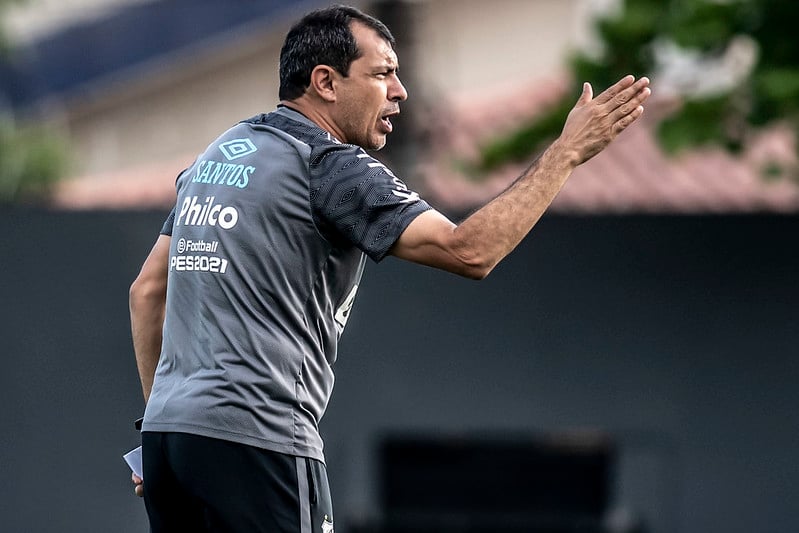 O Vasco anunciou, na noite deste domingo (27), a demissão de Fábio Carille do comando da equipe. Ele deixa o clube ainda na 6ª rodada do Campeonato Brasileiro.. Foto: Ivan Storti/Santos FC