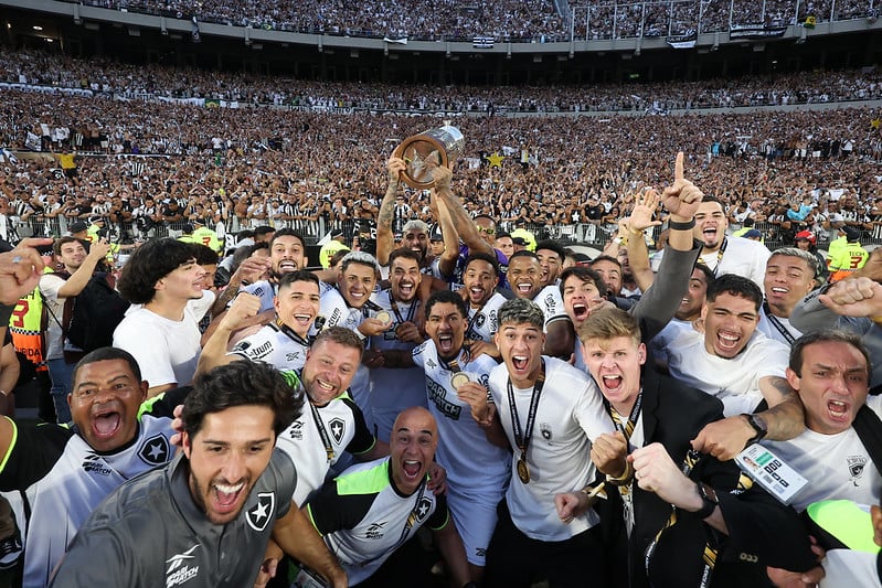 Glorioso do mundo! Botafogo concorre com gigantes europeus em prêmio da Bola de Ouro