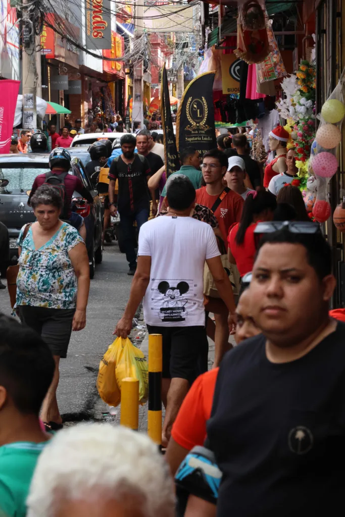 No último sábado (22), ruas cheias de consumidores animaram os lojistas e comerciantes para boas vendas até o dia 24, véspera do Natal.
