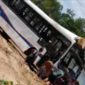 Ônibus perde o controle e cai em rio em Moju, no Pará. Moradores tentam salvar vítimas em resgate mobilizado pela PM e Bombeiros.