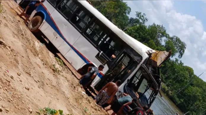 Ônibus perde o controle e cai em rio em Moju, no Pará. Moradores tentam salvar vítimas em resgate mobilizado pela PM e Bombeiros.