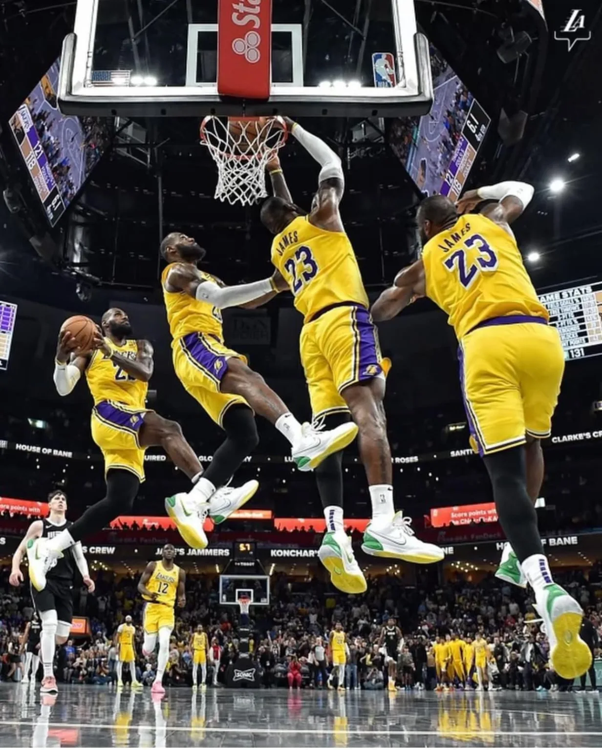 Ao anotar 19 pontos na partida, o astro também ultrapassou a marca de 10 mil pontos com a camisa dos Lakers. Ao anotar 19 pontos na partida, o astro também ultrapassou a marca de 10 mil pontos com a camisa dos Lakers.