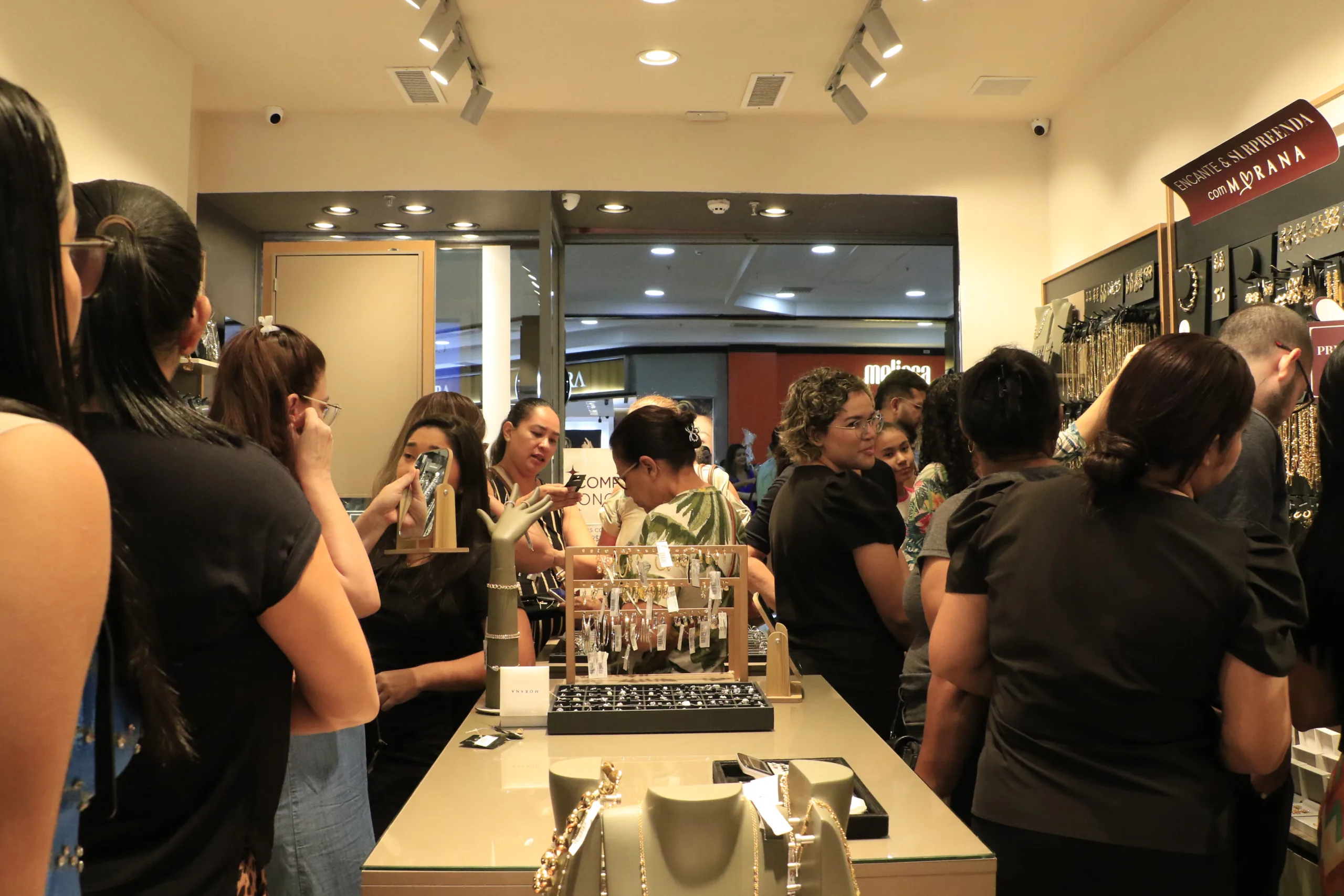 Movimento em shopping de Belém foi grande ontem FOTO: ANTONIO MELO-