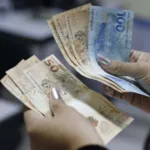 O décimo terceiro salário é um benefício anual previsto pela Lei nº 4.090/1962 e regulamentado pelo Decreto nº 57.155/1965, destinado a trabalhadores com carteira assinada, aposentados e pensionistas. A expectativa é que sejam injetados mais de R$ 600 milhões na economia paraense com o pagamento antecipado do décimo que será feito pelo Estado ao funcionalismo público no próximo dia 8. Ano passado, segundo o DIEESE-PA, foram injetados mais de R$ 7 bilhões na economia paraense com o pagamento das 2 parcelas do benefício, mas a expectativa é que esse número seja ainda maior esse ano graças à melhora no mercado de trabalho e a criação e mais empregos formais no Estado. Quem tem direito • Recebem esse salário adicional empregados com vínculo formal (urbanos, rurais, domésticos e avulsos). • Aposentados e pensionistas do INSS também são contemplados. • Estagiários, autônomos e MEI's sem vínculo CLT não têm direito legal ao décimo terceiro, embora possam eventualmente receber algum tipo de gratificação. Como calcular • O valor é proporcional ao tempo trabalhado durante o ano. Para cada mês com pelo menos 15 dias de trabalho, o empregado adquire direito a 1/12 do seu salário. • Se trabalhou o ano inteiro, recebe o valor integral do seu salário bruto. • Quando ocorrer promoção ou mudança salarial no decorrer do ano, o cálculo é ajustado para refletir esses diferentes valores. • Descontos de INSS e Imposto de Renda só incidem na segunda parcela, quando aplicáveis. Quando é pago em 2025 Para trabalhadores sob regime CLT: • Primeira parcela: até 30 de novembro de 2025 — corresponde à metade do salário bruto, sem descontos. • Segunda parcela: até 20 de dezembro de 2025 — já com os descontos legais. • Se o dia fixado coincidir com fim de semana ou feriado, o pagamento deve ser antecipado para o último dia útil anterior. • Para aposentados e pensionistas, o décimo terceiro de 2025 foi antecipado. Cerca de 34 milhões de beneficiários receberam o pagamento em duas parcelas previamente, movimentando R$ 73,3 bilhões na economia. Qual a melhor maneira de utilizar o décimo terceiro? • Quitar dívidas com juros elevados; • Formar ou reforçar reserva de emergência; • Investir em produtos financeiros compatíveis com o perfil de risco; • Planejar os gastos de fim de ano (presentes, viagens etc.), evitando o comprometimento do orçamento do ano seguinte. Dúvidas frequentes • Em caso de demissão sem justa causa, o trabalhador tem direito ao décimo proporcional ao tempo trabalhado. • Se for demitido por justa causa, ele não recebe o décimo terceiro. • O benefício não pode ser parcelado em mais de duas vezes. • Trabalhadores afastados por doença ou acidente têm direito, com parte paga pela empresa e parte pelo INSS.