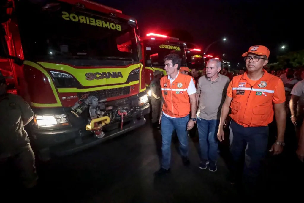 Governador Helder Barbalho, que acompanhou a chegada do reforço enviado pelo Estado, pediu apoio ao Ibama e à população, para que evite o fogo na limpeza de terrenos. Foto Marcelo Lelis/ag. Pará