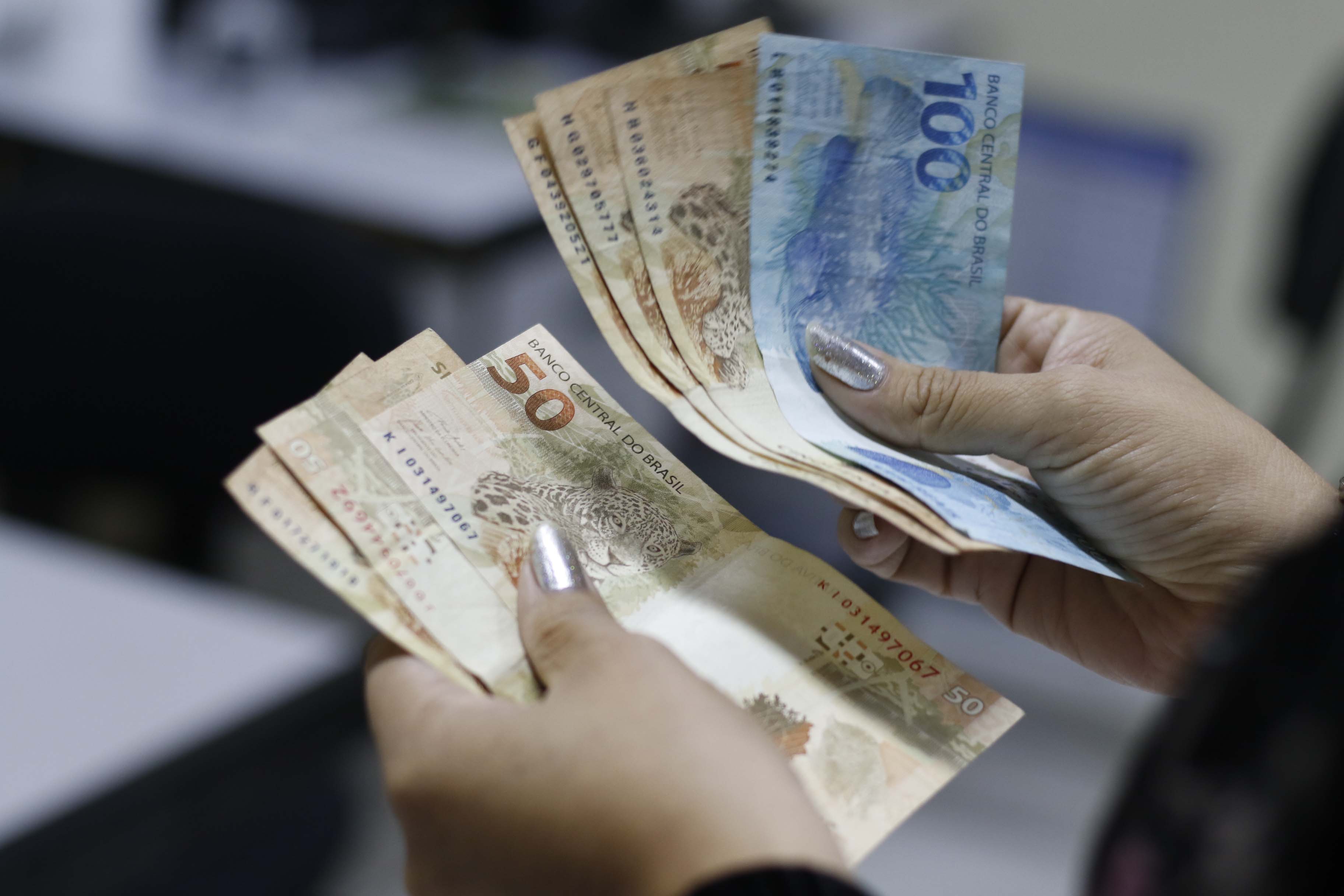 É falsa a informação sobre um suposto novo benefício no valor de R$ 300 voltado exclusivamente para pessoas que vivem sozinhas.