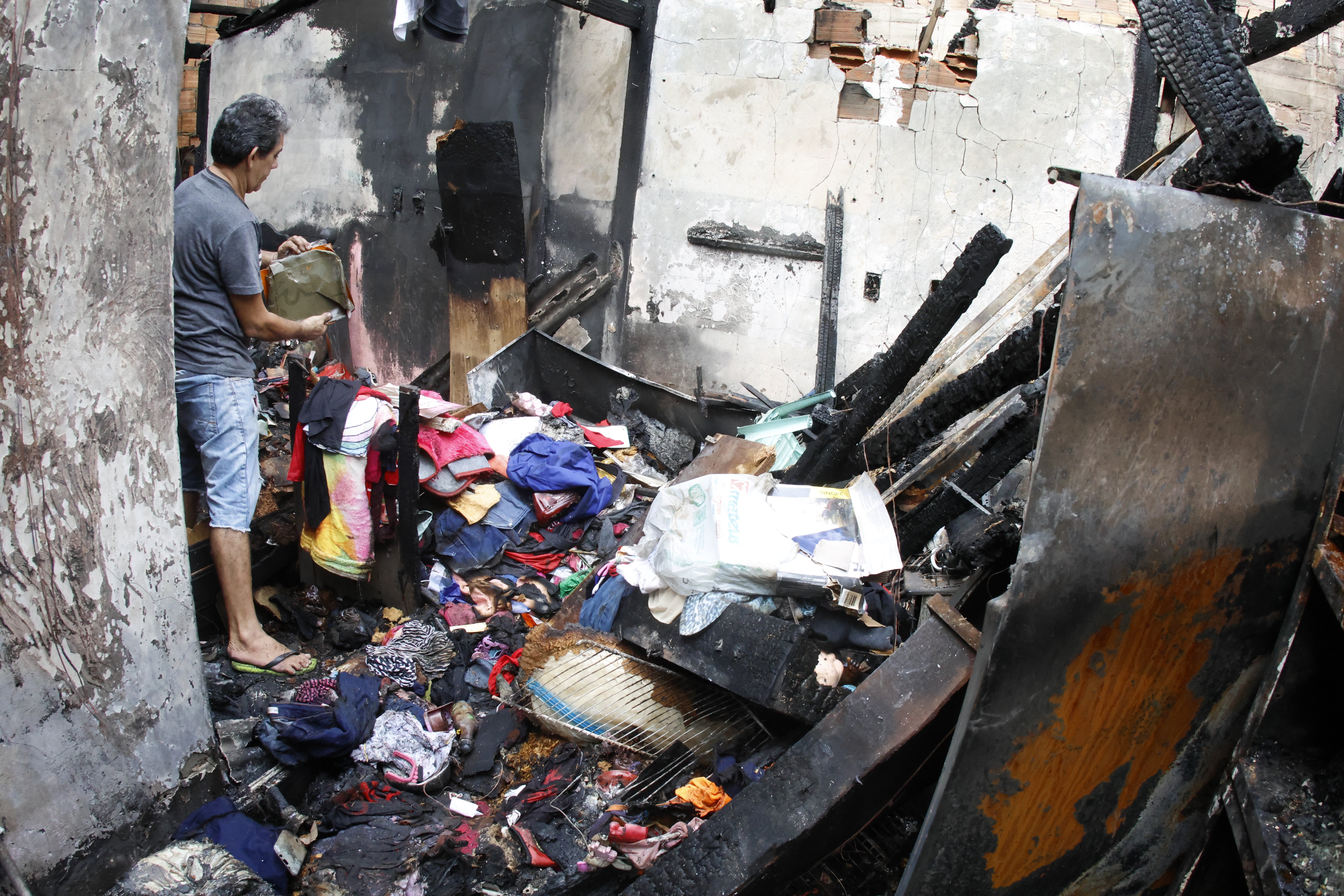 Cerca de 20 pessoas que moravam na vila da mesma família estão agora desabrigadas. Foto: Ricardo Amanajás / Diario do Pará.