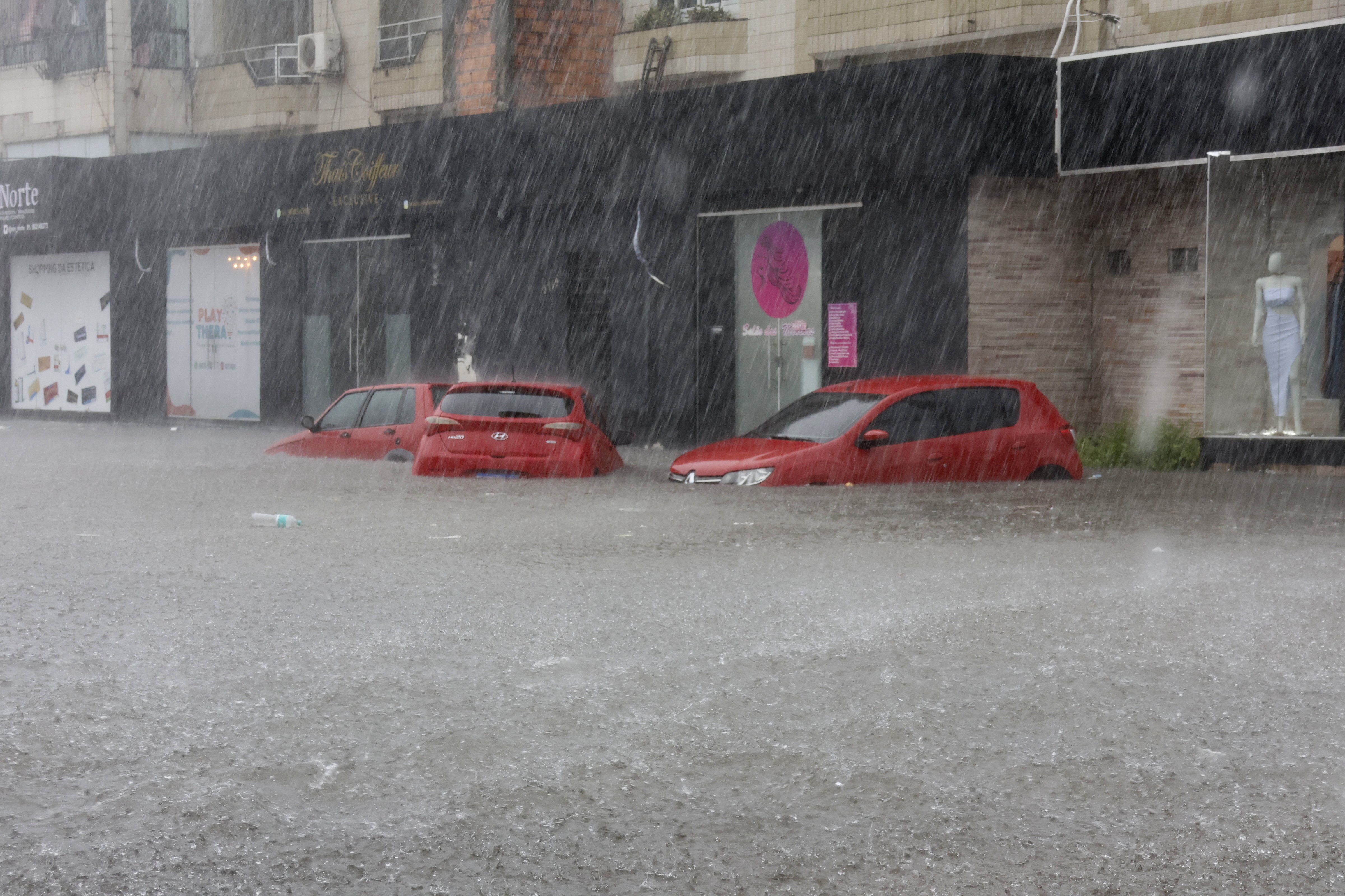 A esquina da João Paulo com Augustura, durante e depois da chuva: prejuízos e transtornos FOTO: ricardo amanajás