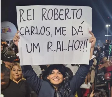 Fãs querem "ralho" do rei Roberto Carlos; vídeo