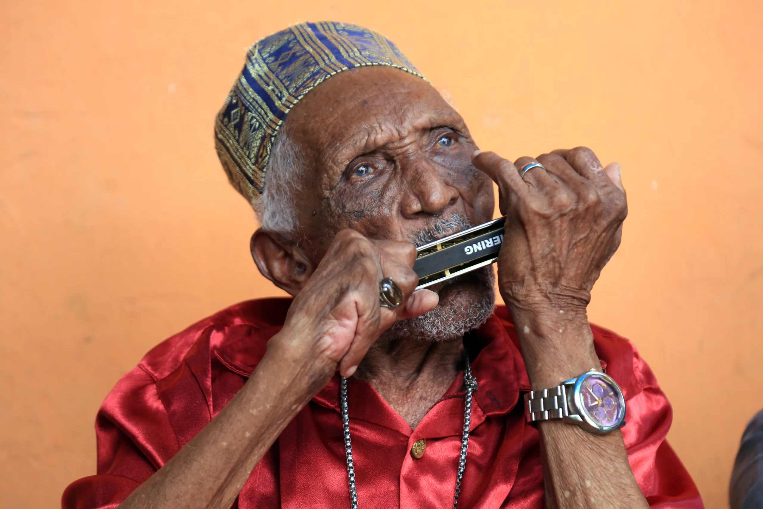 O músico João Laurentino da Silva, mais conhecido como Mestre Laurentino, faleceu neste sábado (21) em Belém. Ícone da música paraense, ele tinha 98 anos e morreu em sua residência, na Travessa Barão do Triunfo, no bairro da Sacramenta. A causa da morte não foi divulgada. Nascido na Ilha de Marajó, Laurentino se mudou para Belém ainda jovem, onde formou sua família e ganhou notoriedade como o roqueiro mais velho do Brasil. Ele foi pai de 27 filhos. O prefeito de Belém, Edmilson Rodrigues, expressou em nota seu pesar pela morte do artista, destacando sua importância para a cultura local: "É um momento de grande tristeza para a cultura de Belém e do Pará. A prefeitura se solidariza com os amigos e familiares de João Laurentino da Silva, carinhosamente chamado de Mestre Laurentino, e reconhece sua imensa contribuição para a música paraense", afirmou. Durante sua carreira, Mestre Laurentino gravou centenas de fitas cassetes em seu quintal, capturando sons típicos de seu ambiente, como uivos de cachorros, papagaios, galinhas, e outros ruídos, criando assim uma linguagem musical única. Biografia Mestre Laurentino nasceu em 1º de janeiro de 1926, em Ponta de Pedras, na Ilha do Marajó, e foi criado em Belém pelo jurista Francisco da Costa Palmeira. Aos 18 anos, comprou sua primeira gaita, que o acompanhou ao longo de sua juventude e vida adulta, enquanto trabalhava como boxeador, ajudante de pedreiro e mecânico de aviação. Em 1º de janeiro de 2022, ao completar 96 anos, Laurentino esbanjava vitalidade e alegria, sempre com seu estilo irreverente de roupas cintilantes, cheias de cores e paetês, que se tornaram uma marca registrada. A canção Lourinha Americana foi regravada por grandes nomes da música brasileira, como Gilberto Gil e Mundo Livre S/A. "Minha música foi gravada por diversas pessoas", disse ele, orgulhoso de sua trajetória. Em 2014, Laurentino lançou seu primeiro CD, Laurentino e os Cascudos, produzido por Ná Figueiredo, que inclui sucessos como São Paulo, Monte Castelo e Nega Misampli. Esta última ganhou um videoclipe lançado em 15 de dezembro, onde o mestre apareceu no Mercado Ver-o-Peso, com seu figurino marcante. Para celebrar seus 96 anos, Laurentino participou do novo álbum do grupo Metaleiras da Amazônia, com a música Terra dos Bandeirantes, que será lançado no final deste mês. Relação paternal Mestre Laurentino teve 27 filhos. Ele vivia com a filha Greyce dos Santos Corrêa, de 38 anos, e com a ex-companheira Leonice Carvalho, mãe de Greyce e de outros dois filhos, que faleceram em 2015 e 2016. Apesar de ser conhecido como o roqueiro mais antigo do Brasil, Laurentino sempre enfatizou seu apreço por todos os gêneros musicais. "A música sendo bonita, eu gosto", declarou.