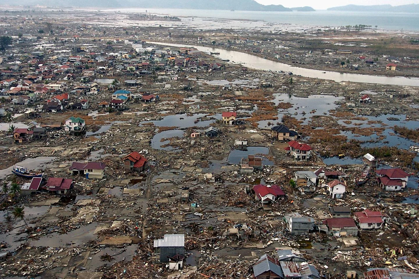 O tsunami foi causado por um sismo de magnitude 9.1 ocorrido num ponto do oceano Índico próximo a Aceh.