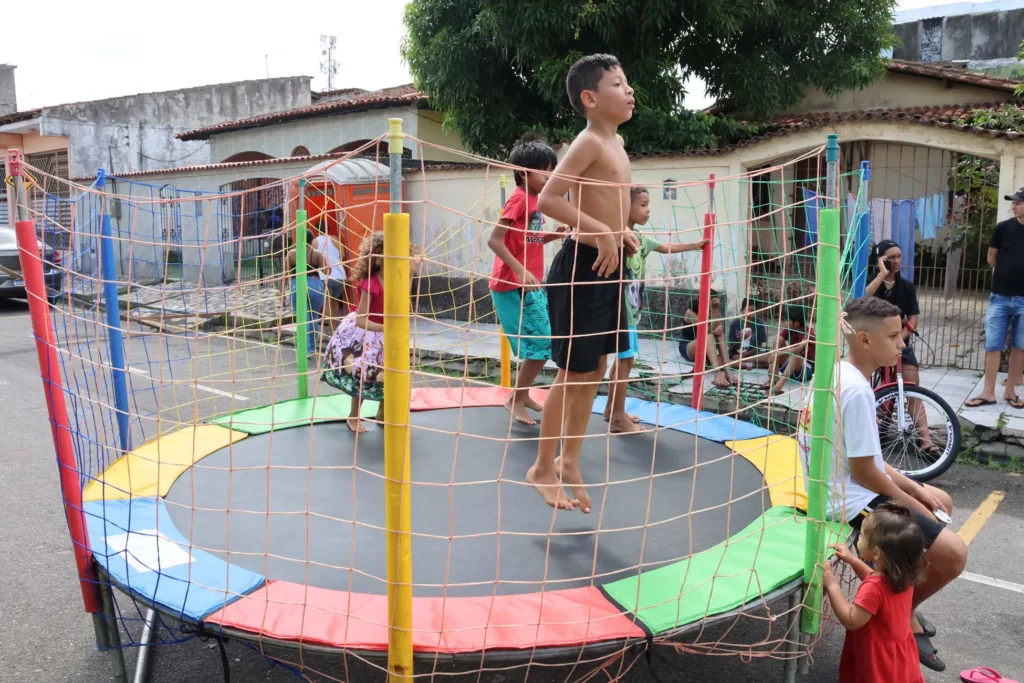 Como em todos os anos, além das doações, a ação de 2024 contou com distribuição de lanches, brincadeiras para a criançada e a presença do Papai Noel. 