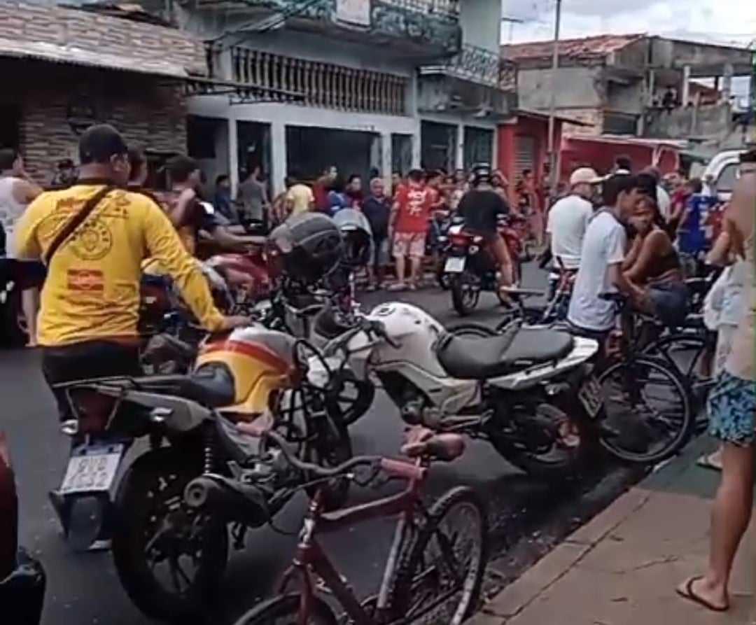 Um homem foi executado a tiros no início da tarde desta terça-feira (10) em uma oficina na rua Santa Odília, no bairro do Castanheira, em Belém, sendo os executores dois suspeitos que chegaram em uma motocicleta.