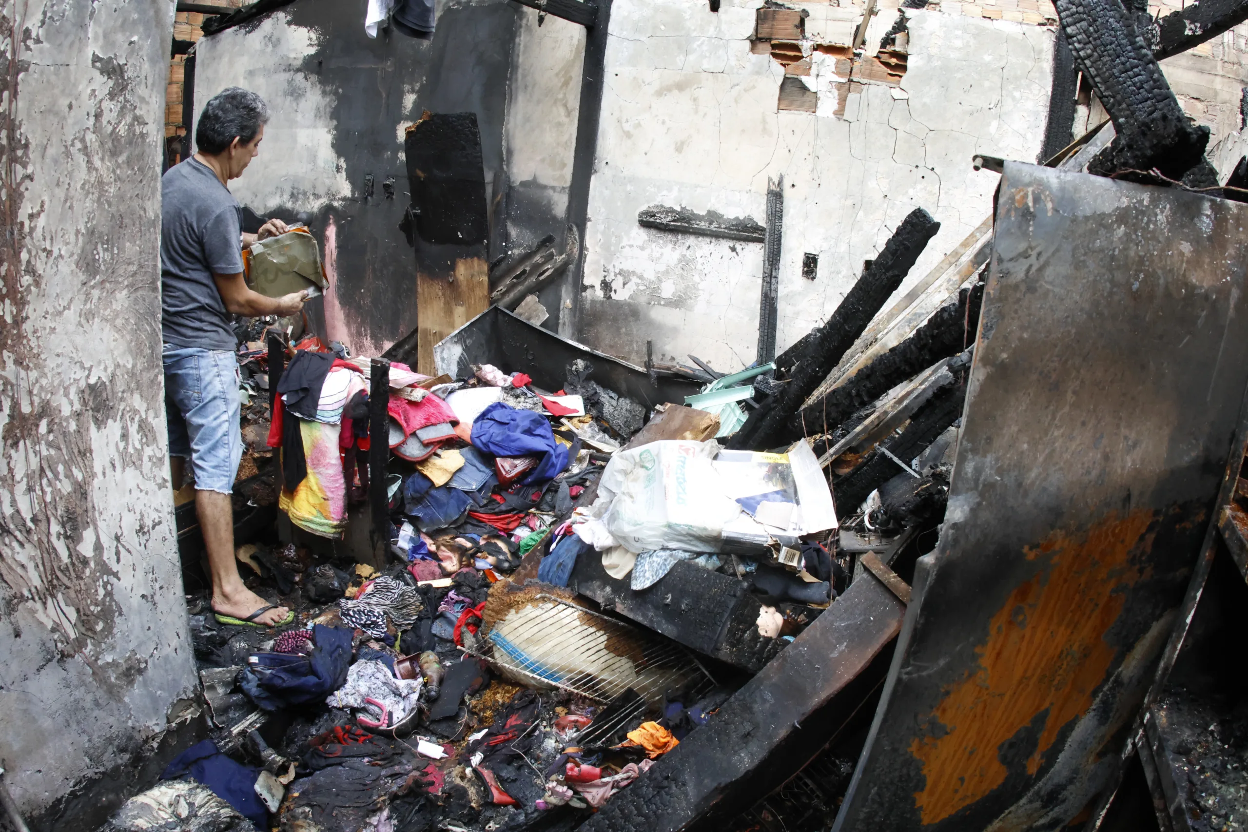 Cerca de 20 pessoas que moravam na vila da mesma família estão agora desabrigadas. Foto: Ricardo Amanajás / Diario do Pará.