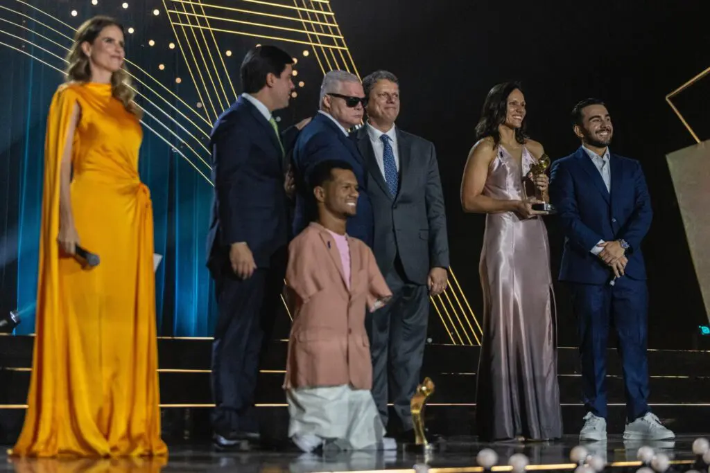 Nadadores Carol Santiago e Gabriel Santos, premiados como melhores atletas no Prêmio Paralímpicos. Conheça suas histórias e conquistas.