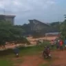 Um caminhão carregado caiu no Rio Tocantins após o colapso de uma ponte de concreto. O acidente ocorreu na manhã deste domingo (22/12), entre Aguiarnopólis (TO) e Estreito (MA). Segundo informações do Diário Tocantinense, uma mulher não resistiu aos ferimentos e faleceu.