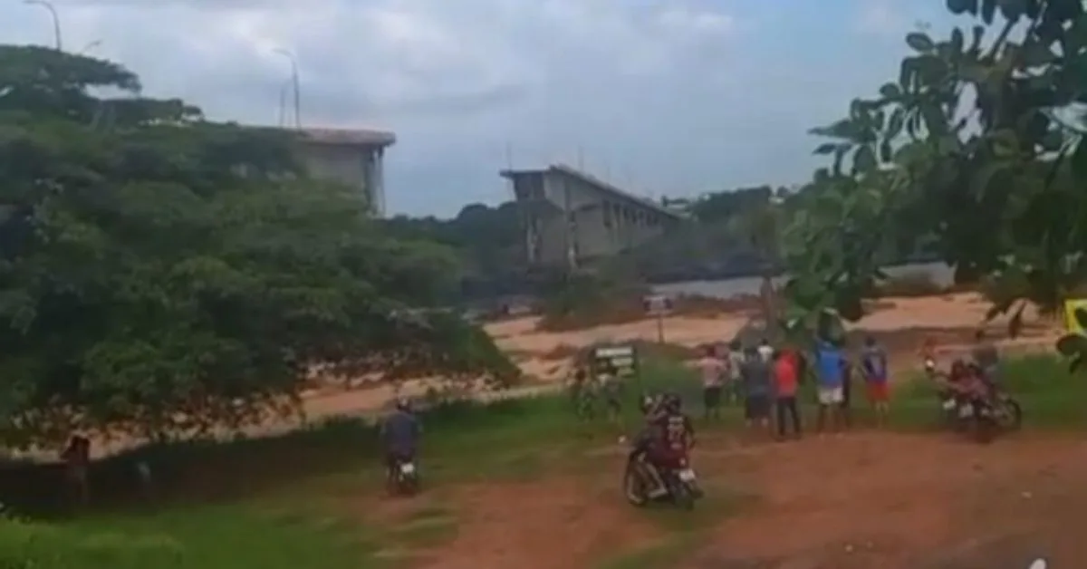 Um caminhão carregado caiu no Rio Tocantins após o colapso de uma ponte de concreto. O acidente ocorreu na manhã deste domingo (22/12), entre Aguiarnopólis (TO) e Estreito (MA). Segundo informações do Diário Tocantinense, uma mulher não resistiu aos ferimentos e faleceu.