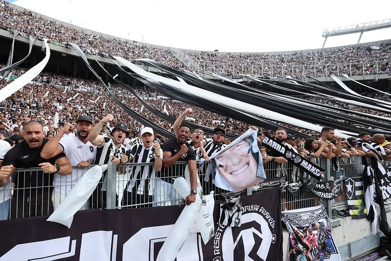 Eles já eram a torcida mais sonora e, na noite deste sábado (30), com o título da Copa Libertadores em mãos, os botafoguenses se reuniram em pontos turísticos de Buenos Aires para comemorar.