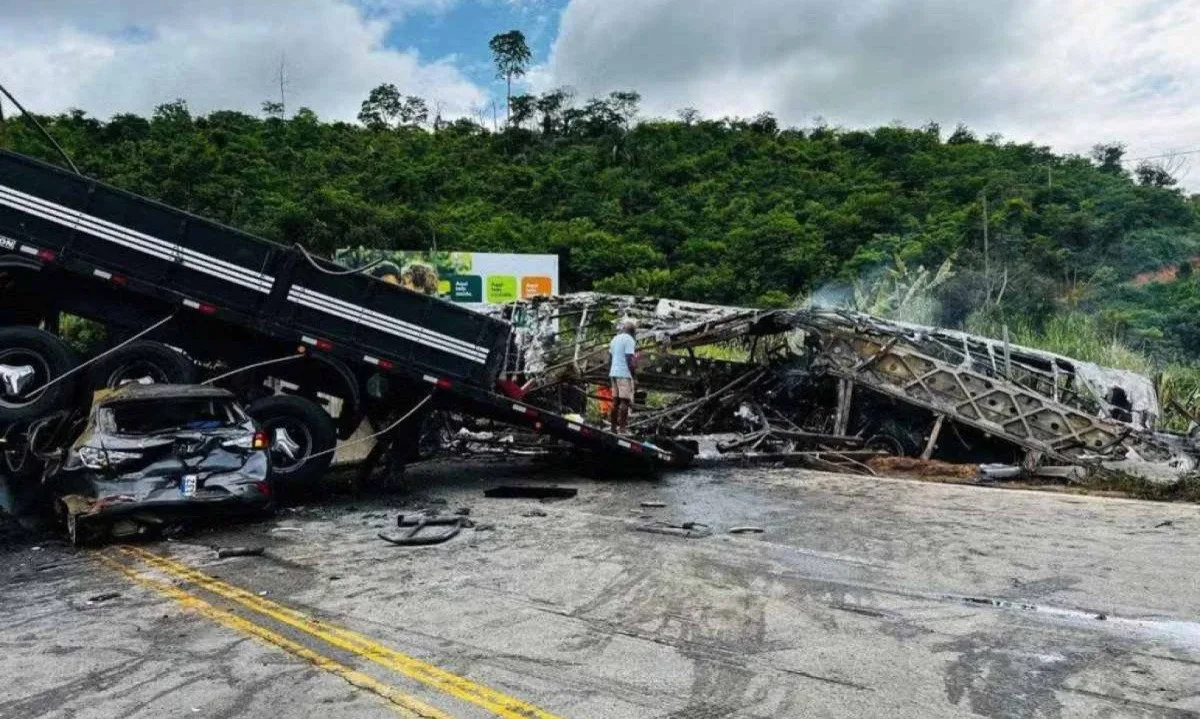 No início da tarde, o Corpo de Bombeiros informou que o trabalho de remoção das vítimas havia sido concluído, e que estimava haver 32 e 35 pessoas mortas.