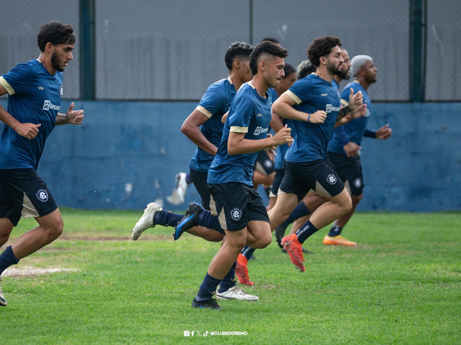 Jogadores mal começaram a treinar com bola e ainda tem muita gente para chegar no Baenão - Foto: Samara Miranda/Remo