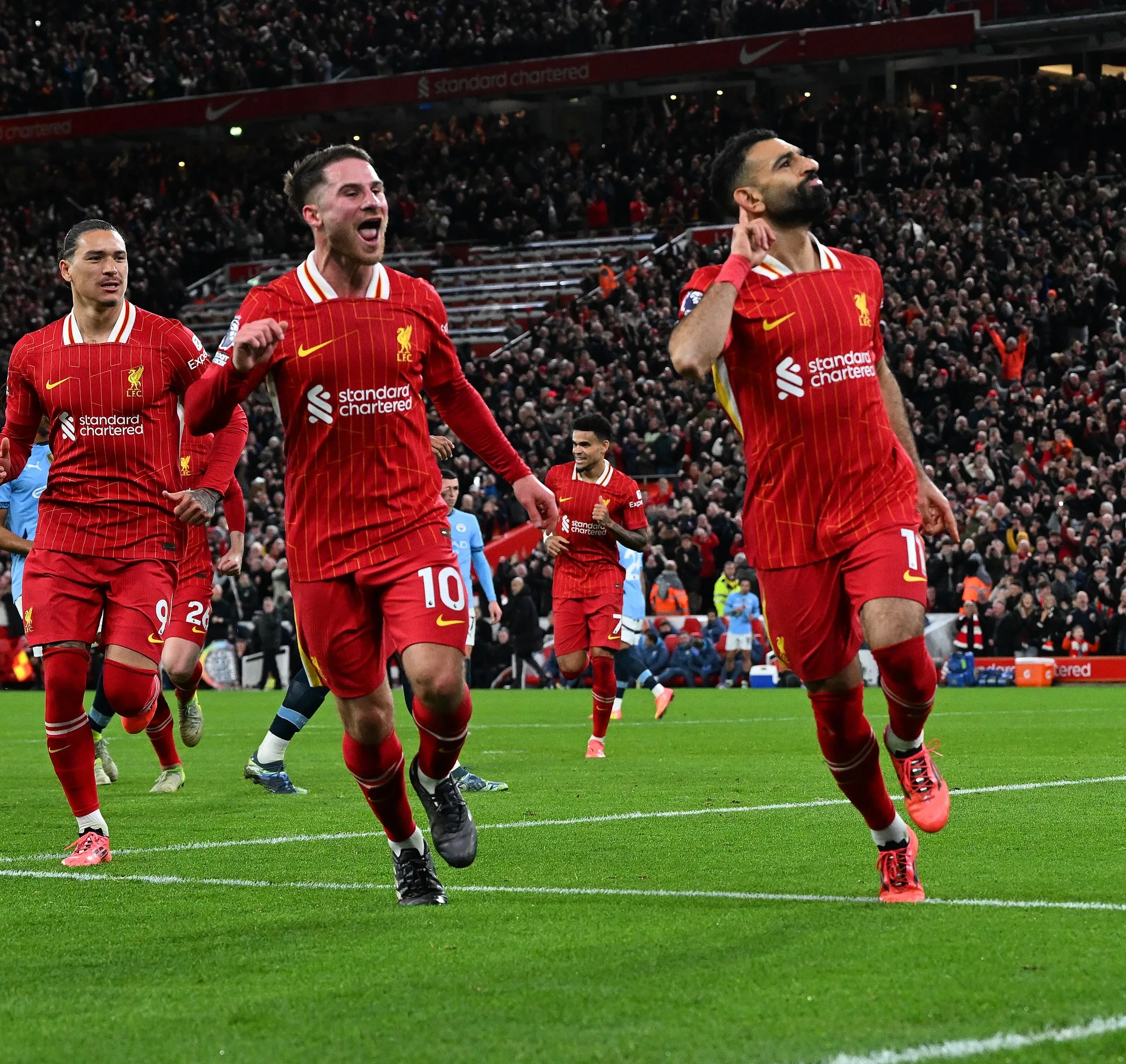 O Liverpool venceu o Manchester City por 2 a 0, neste domingo (1º), em jogo pela 13ª rodada do Campeonato Inglês. O duelo aconteceu no Anfield, estádio do Liverpool.