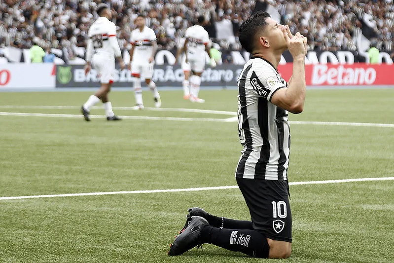 Botafogo é consagrado campeão brasileiro de 2024 e se prepara para a grande final da Supercopa do Brasil contra o Flamengo.