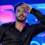 Em um vídeo publicado no Instagram, o cantor revelou que a cirurgia durou cerca de três horas.