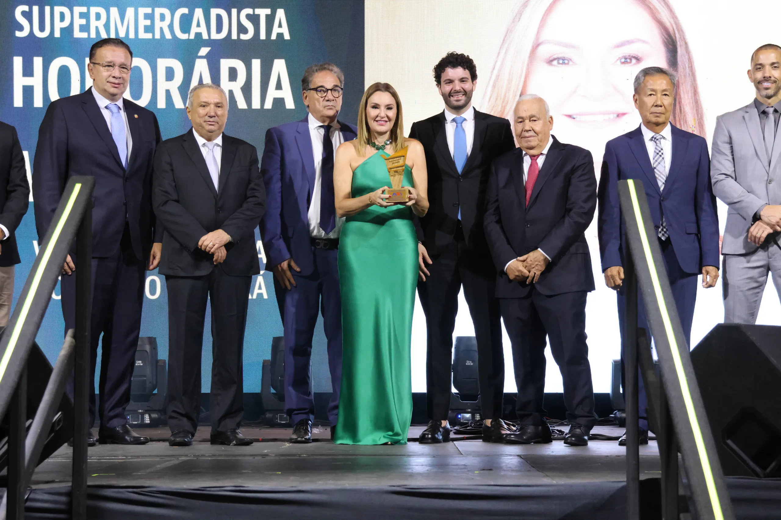 Hana Ghassan recebeu, ao lado da família, o troféu entregue pelos diretores da Aspas FOTO: ricardo amanajás