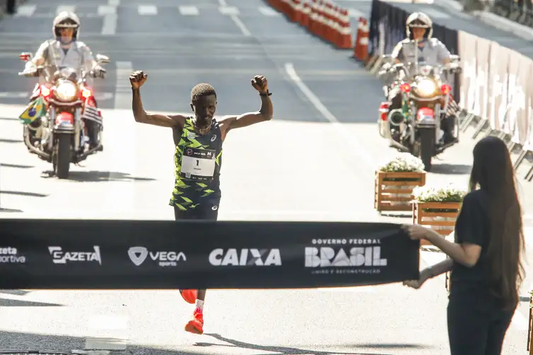 A queniana Agnes Keino, de 36 anos, e o queniano Wilson Too, de 33, foram os vencedores da Corrida Internacional de São Silvestre de 2024