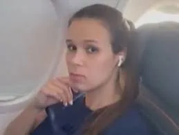 Recentemente, a bancária Jeniffer Castro foi filmada após não ceder seu assento na janela de um avião a uma criança.