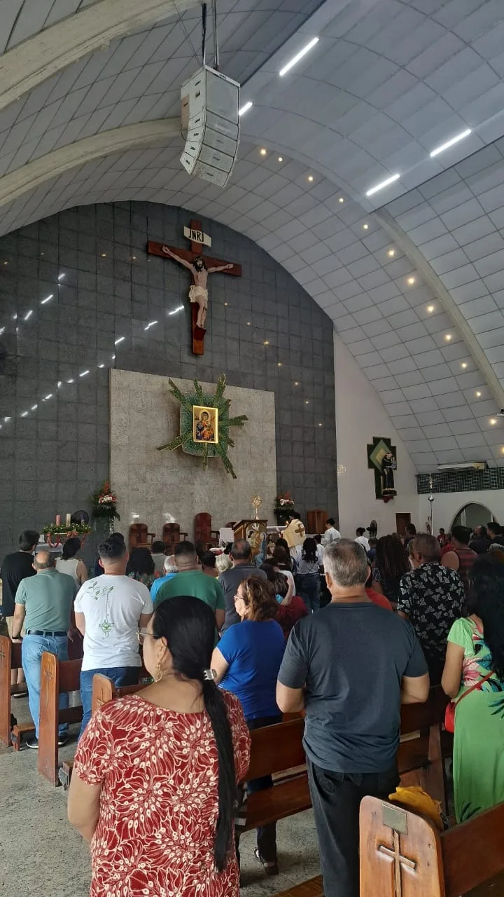 Os devotos lotaram o Santuário de Nossa Senhora de Perpétuo Socorro na penúltima terça-feira do ano.