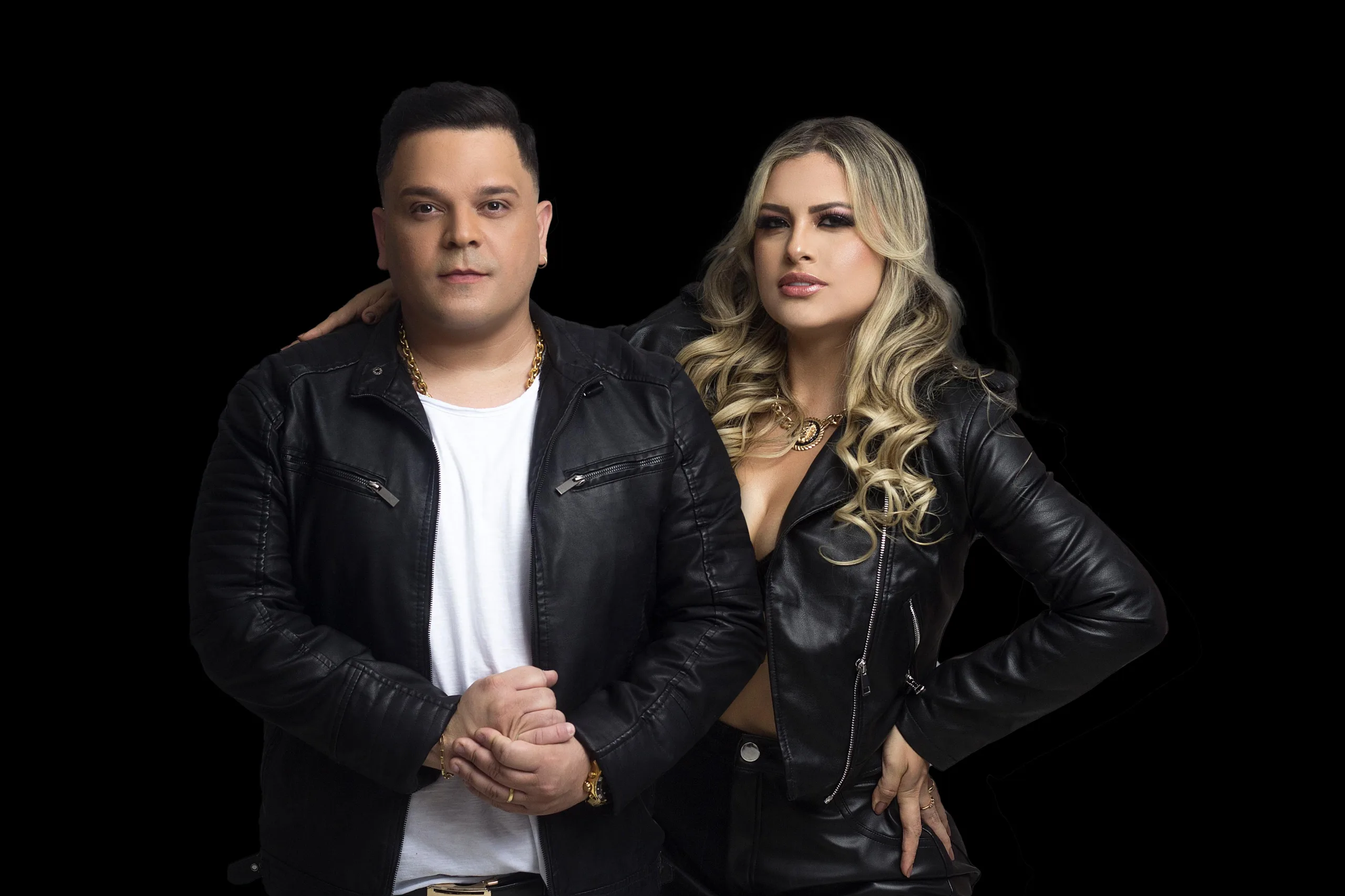 Harrison e Carol Lemos dividem os vocais da banda, que contará com convidados como Manu Bahtidão e da ex-vocalista Rebeca Lindsay na gravação. FOTO: DIVULGAÇÃO