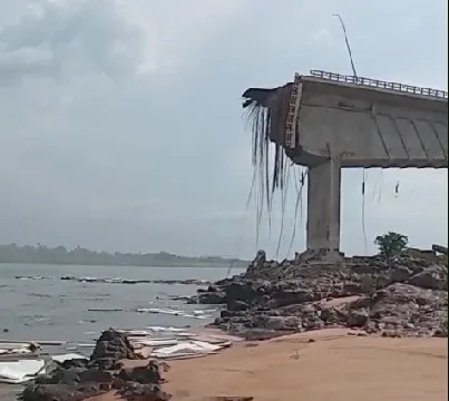 A ponte Juscelino Kubitschek de Oliveira liga os municípios de Aguiarnópolis (TO) e Estreito (MA), cruzando o rio Tocantins, e faz parte da rodovia BR-226, um dos trechos da Belém-Brasília. O desabamento aconteceu por volta de 14h50 e atingiu o vão central da ponte, que tem 533 metros de extensão.