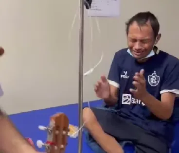 Internado no PSM da 14, torcedor do Remo ouve o hino do clube e chora 