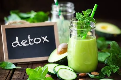 é importante adotar uma rotina leve e incluir alimentos detox no cardápio.