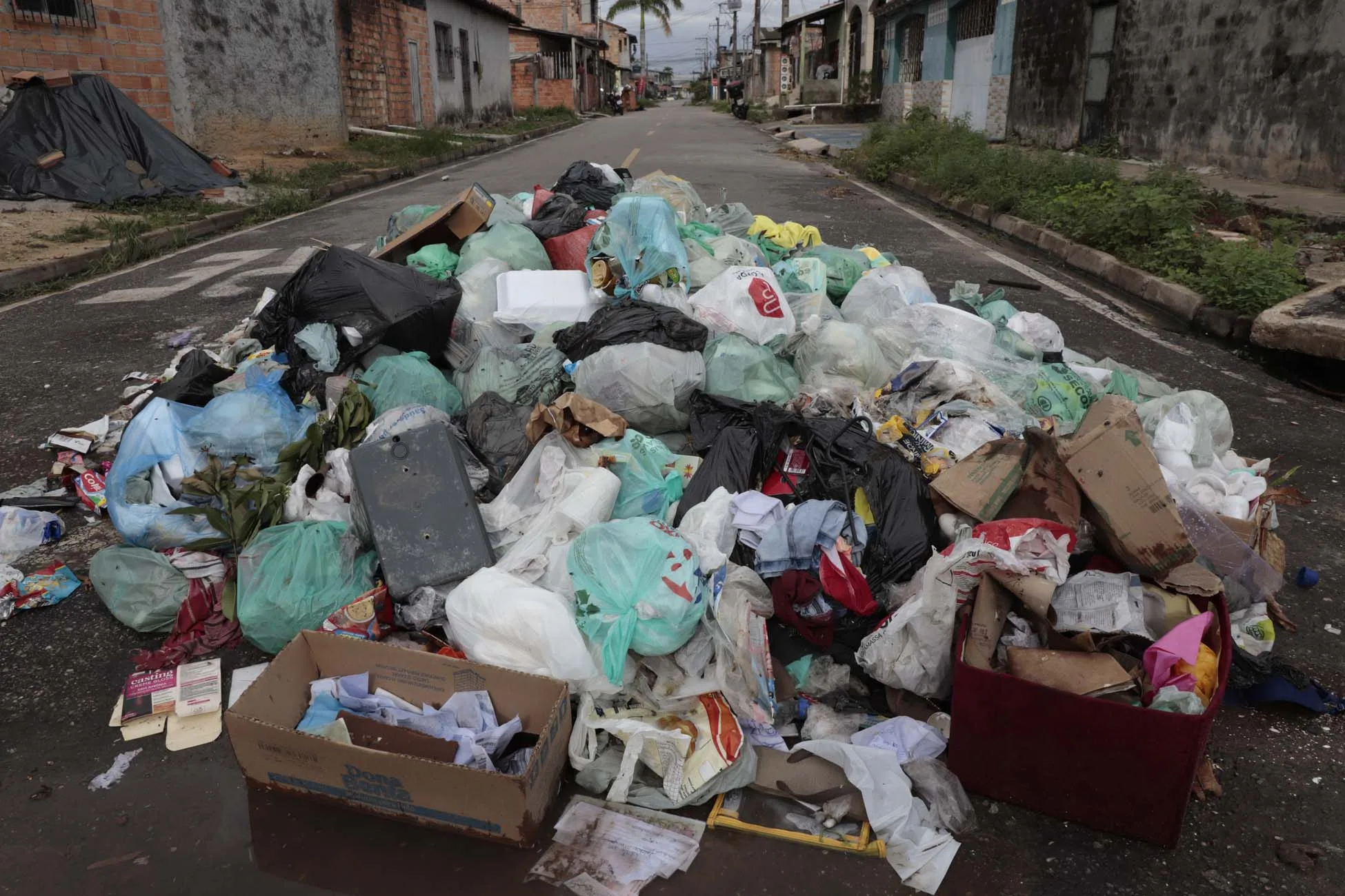 Situação da coleta de lixo em Ananindeua: moradores do bairro Distrito Industrial reclamam do acúmulo de lixo e mau cheiro.