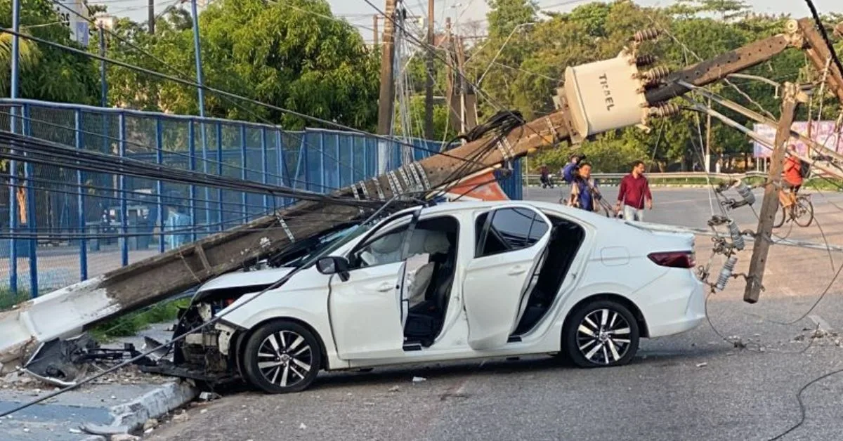 Veículo colide e derruba poste na Avenida Centenário, em Belém