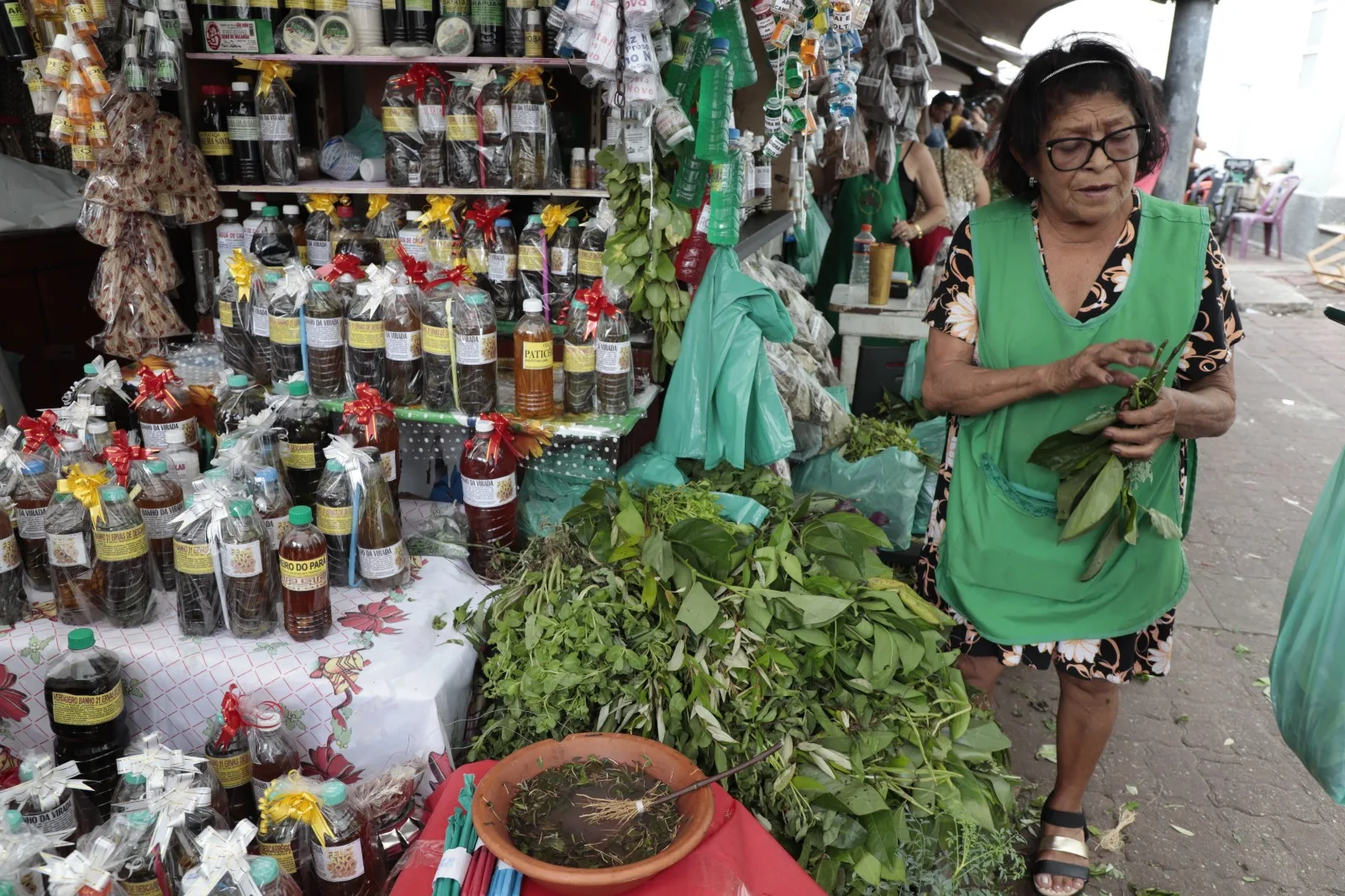 Com muita simpatia e alto astral, as erveiras atraíam os visitantes, vendiam os produtos e ainda ensinavam seus saberes populares. 