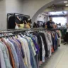 Roupas são vendidas por preços populares, atraindo muitos compradores FOTOs: irene almeida